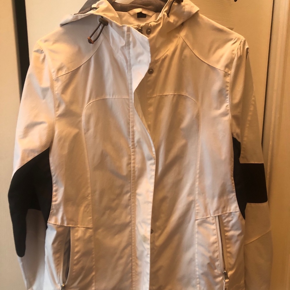 Light weight windbreaker